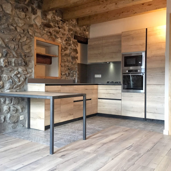 Reforma integral, Bellever de Cerdanya. Cocina abierta a sala comedor