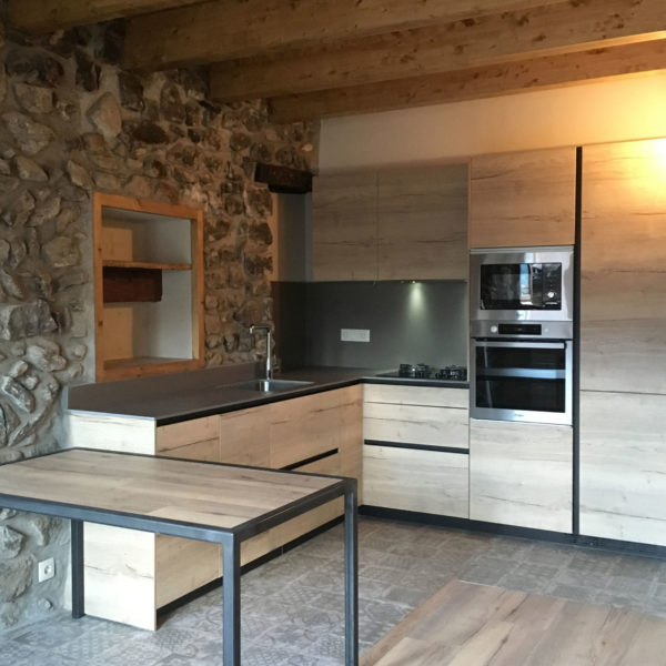 Reforma integral, Bellever de Cerdanya. Cocina abierta a sala comedor