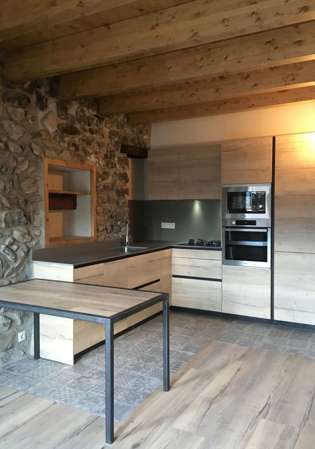 Reforma integral, Bellever de Cerdanya. Cocina abierta a sala comedor