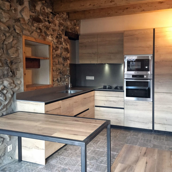 Reforma integral, Bellever de Cerdanya. Cocina abierta a sala comedor